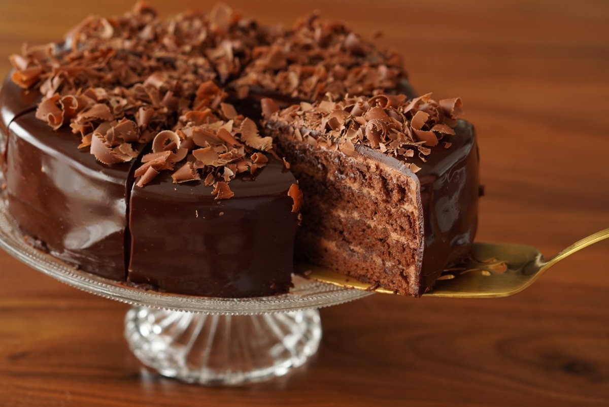 みのすけ通信お菓子教室 今すっごくチョコレートケーキを食べたい人に捧げたいケーキを作りました 生クリームもコーティング もクーベルチュールたっぷりです 熱いコーヒーと一緒にちびちび食べるのなんていかがでしょう ガナッシュコーティングのケーキ