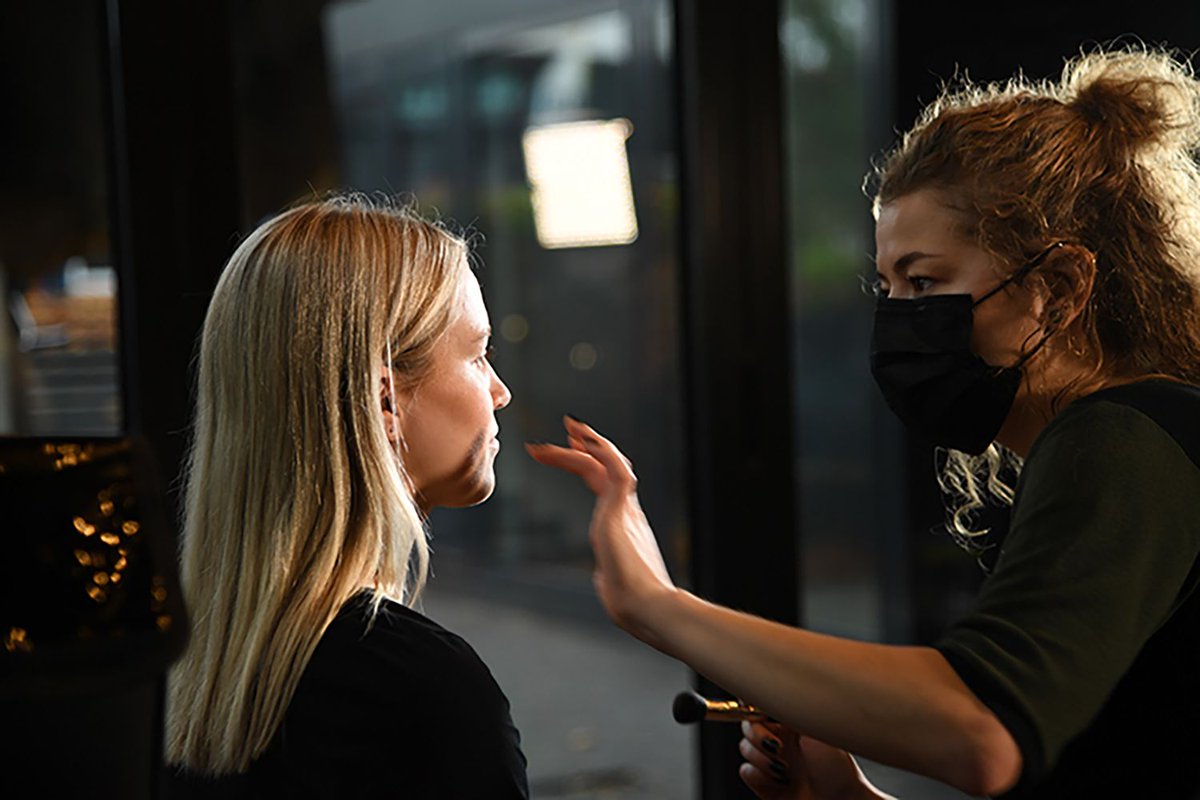 Camerameisje's tweet photo. Kijk met ons mee achter de schermen!
@Fleurtroostwijk in de visagie  bij de geweldige @noorvisagie
met 
@fayevanhest @petitnadine
 @madameoosterbeek 
#backstage #camerameisje
 #fotoshoot #fotomarketing https://t.co/R4kSazQpt7