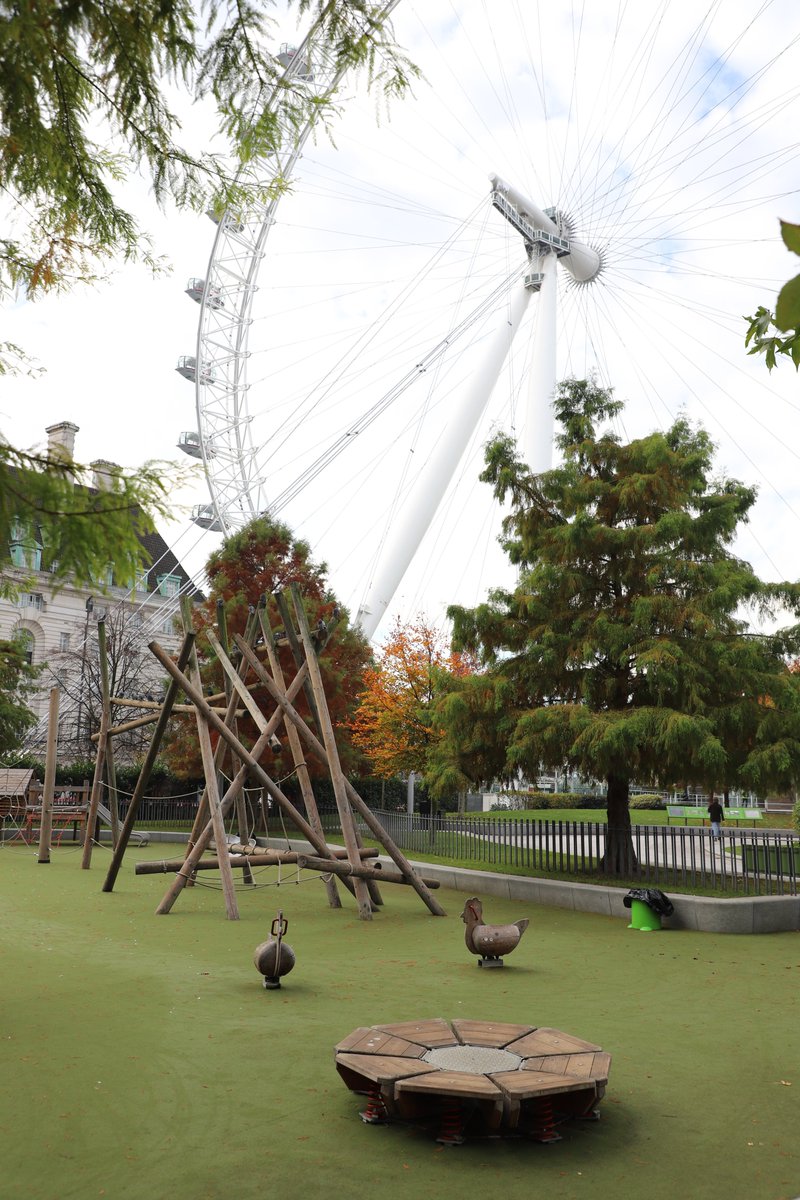 Autumnal colours surrounding an awesome playground with perhaps a slightly iconic landmark as a backdrop? Yes please!🙋‍♀️ <a href="/TheLondonEye/">The London Eye</a> #LondonEye #JubileeGardens #playground  #syntheticsurfacing