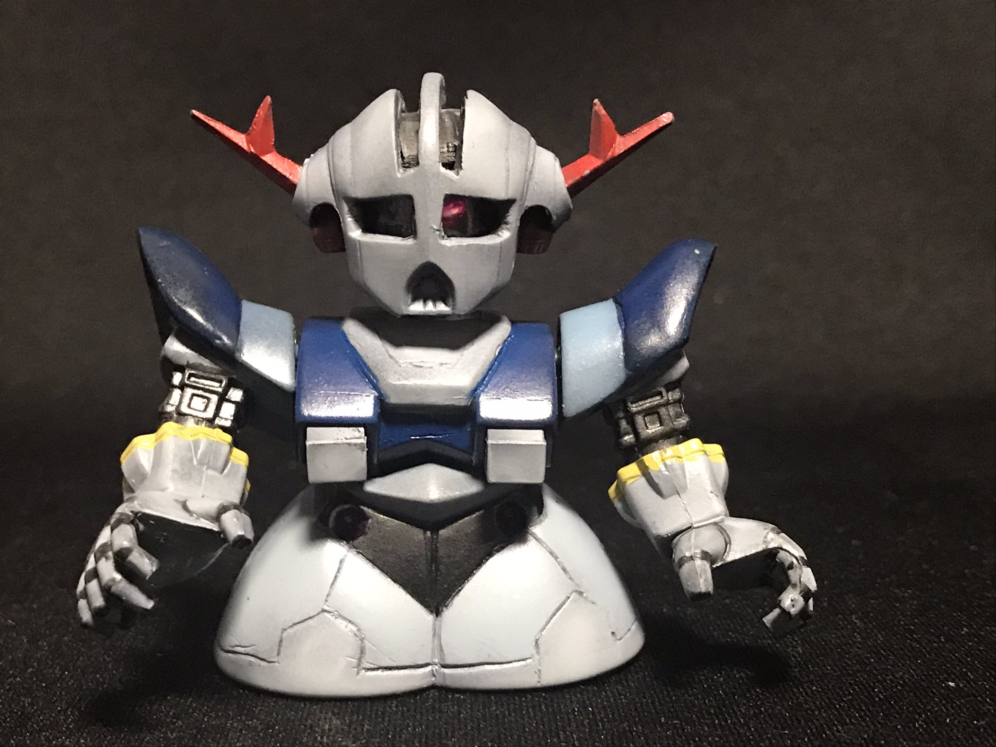 ミュウたん Sdジオングの完成 なんか先行販売してけど 一般販売前に 完成出来た 改造箇所 首と腰 にボールジョイントを仕込み反り返りが出来るようしました 肩の延長して Rgを参考にスジ掘りし 黒立ち上げで塗装してます ガンプラ