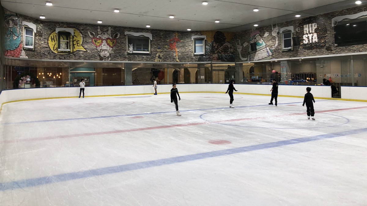 ピーしんじ タイのスケートリンク巡り7ヶ所目 こちらもモール内にあるリンク The Rink Ice Arena ファッション アイランド店です メルヘンチックな外観内装でアーチ状の窓からリンク内が覗けます 壁のペイントがかわいかった こじんまりして ピーしんじ タイのスケートリンク巡り7ヶ所目 こちらもモール内にあるリンク The Rink Ice Arena ファッション アイランド店です メルヘンチックな外観内装でアーチ状の窓からリンク内が覗けます 壁のペイントがかわいかった こじんまりして