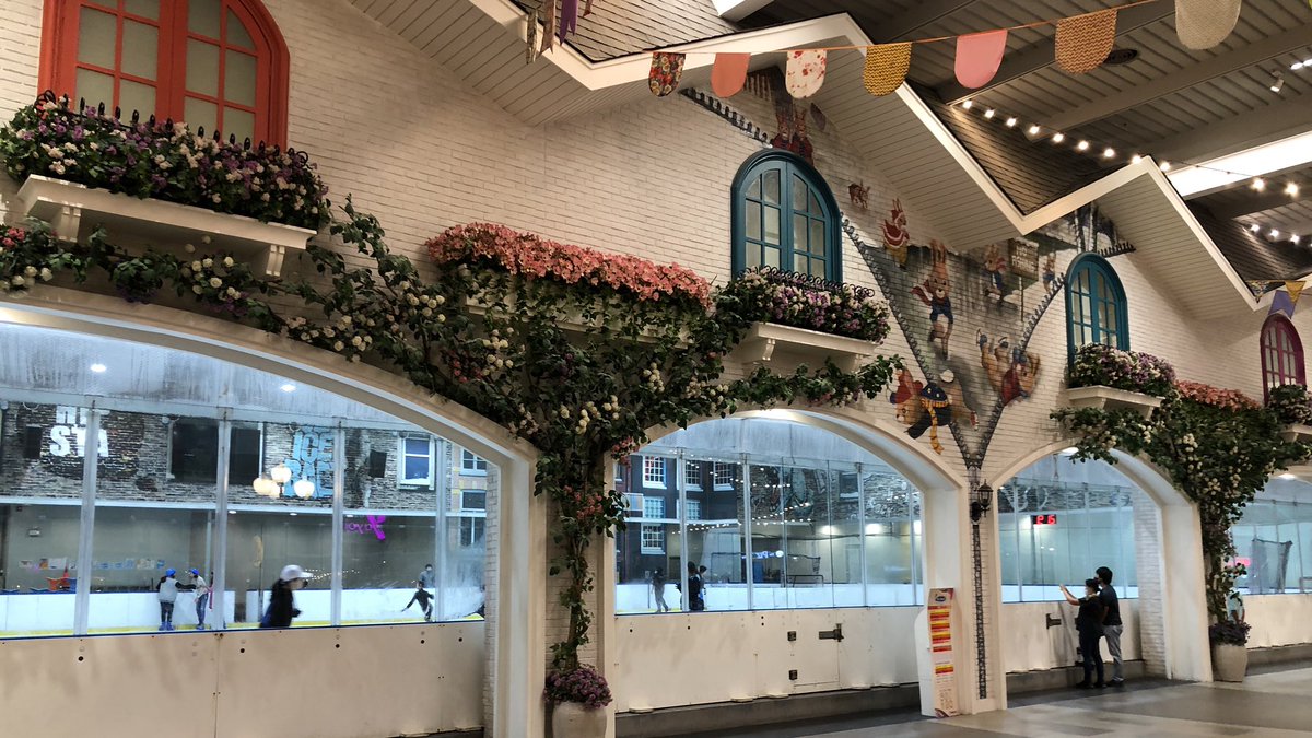 ピーしんじ タイのスケートリンク巡り7ヶ所目 こちらもモール内にあるリンク The Rink Ice Arena ファッション アイランド店です メルヘンチックな外観内装でアーチ状の窓からリンク内が覗けます 壁のペイントがかわいかった こじんまりして ピーしんじ タイのスケートリンク巡り7ヶ所目 こちらもモール内にあるリンク The Rink Ice Arena ファッション アイランド店です メルヘンチックな外観内装でアーチ状の窓からリンク内が覗けます 壁のペイントがかわいかった こじんまりして