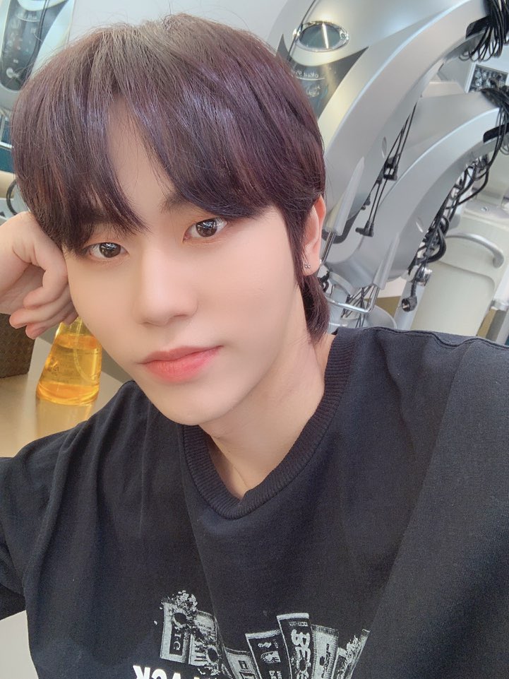 DKB_BRAVE's tweet photo. [#GK] 블루 케이💙가 되기 전 퍼플 케이💜
Before becoming Blue K💙, Purple K💜

#다크비 #DKB
#GROWTH 
#난_일해 #Work_Hard 
#지케이 #GK
#희찬 #HEECHAN
#BB https://t.co/Z7HTfglgFy
