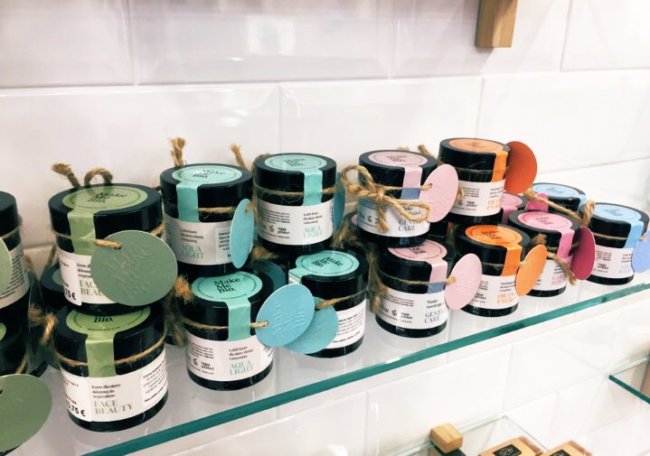 BelleRosePerf's tweet photo. #MakeMeBio 🤲🏻🌱 Firma polaca de cosmética natural, inspirada por el amor a la naturaleza y un estilo de vida ecológico y sostenible. Sus productos se envasan en tarros especiales de cristal oscuro, para protegerlos de la luz y mantener sus propiedades intactas #BelleRose #Melilla https://t.co/ViaiYlAcWU