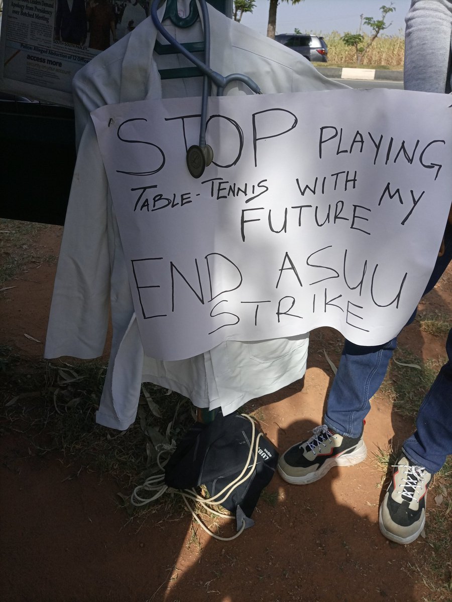 Dr_Ife_'s tweet photo. I AM AT AIRPORT ROAD... DAY-1
CONCERNED STUDENTS
...
PLEASE IF YOU'RE IN ABUJA AND YOU'RE A NIGERIAN STUDENT
...
WE MEET AT AIRPORT ROAD( from the junction)
Wed, 18th of Nov. 2020
...
ASUU and  FG cannot be playing table tennis with our future

#OZOourLegend fashola chioma umahi https://t.co/OpILoMeMGM