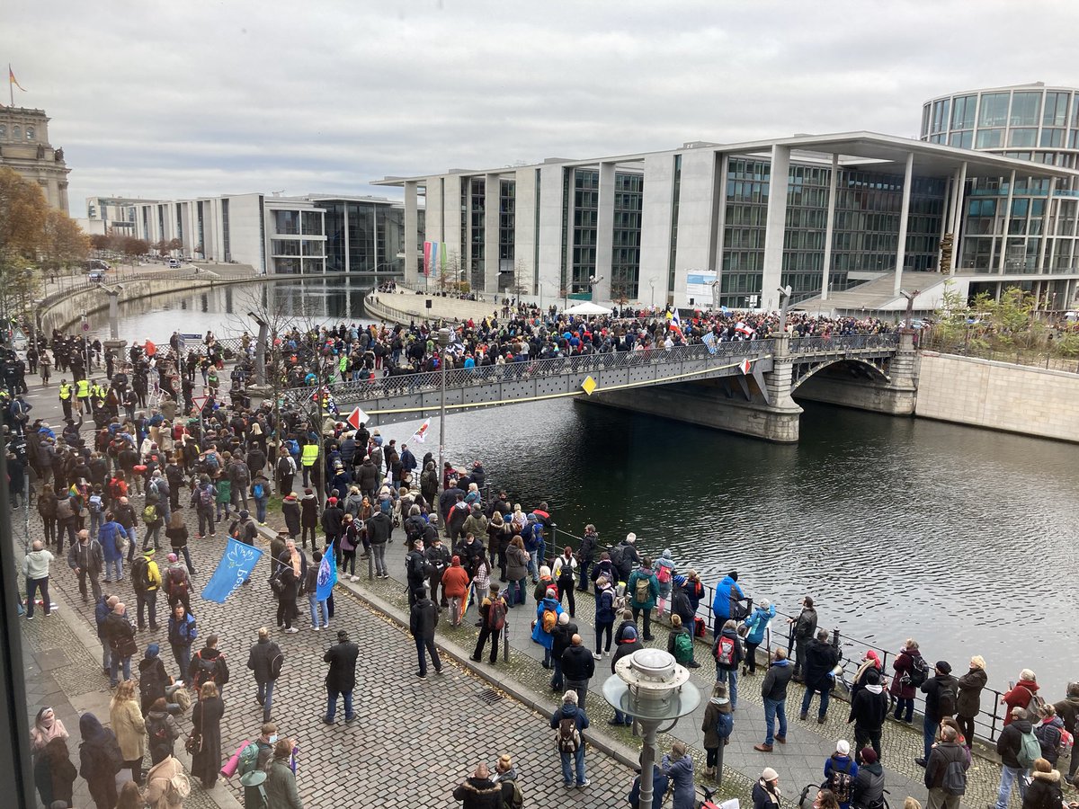 Polizei hat Bundestag abgeschirmt. Demonstranten treffen sich u.a auf Marschallbrücke #b1811