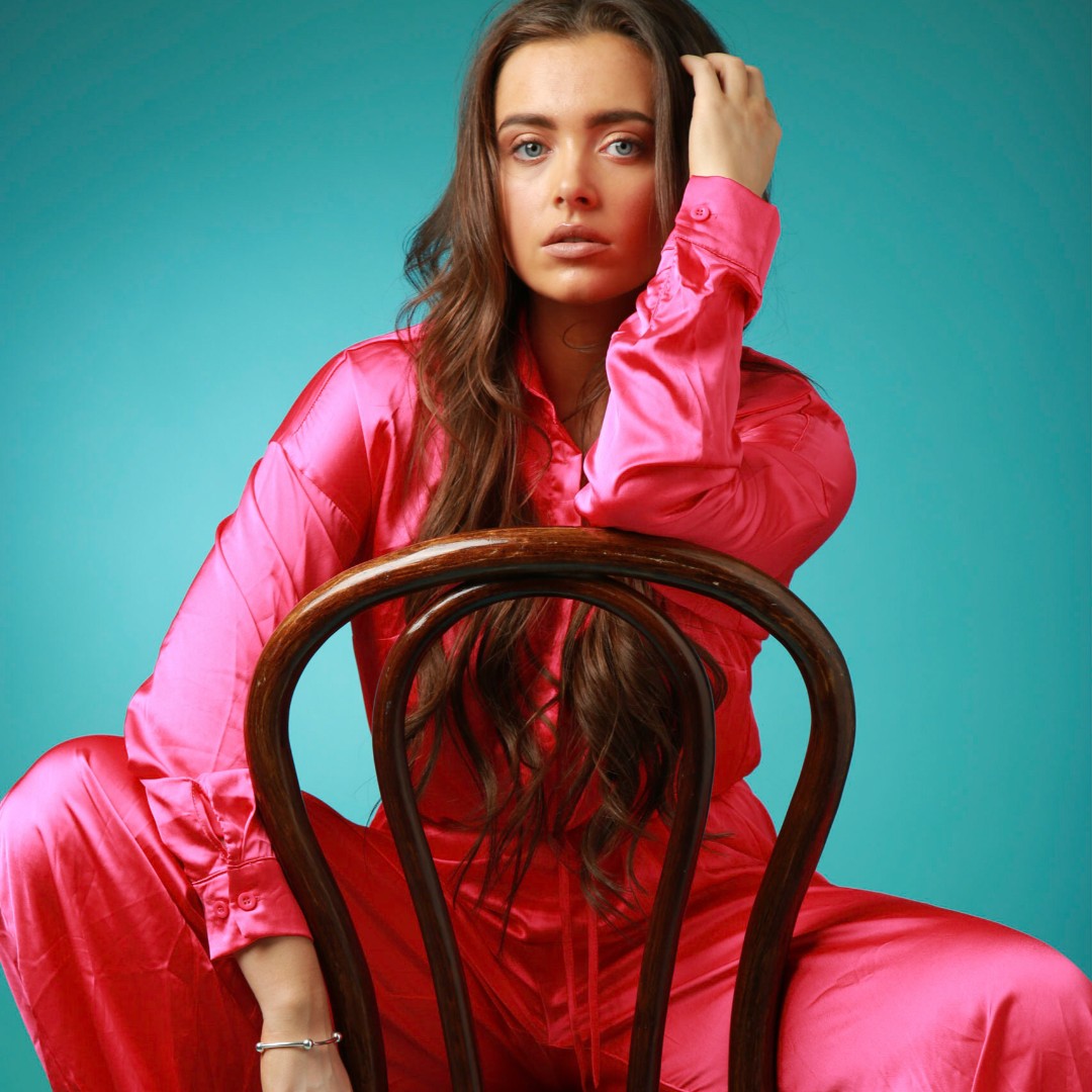 We love our modern take on this classic pose!
.
#christinekeeler
#modelingphotoshoot