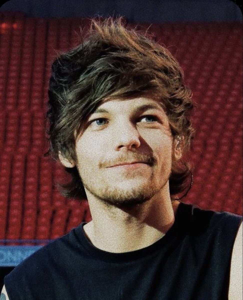 Louis tomlinson long hair. голосовые парню милые. певец алексей воробьев. парень поет в микрофон. воробьев певец 2020.