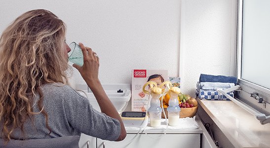 voedingscentrum's tweet photo. Het drinken van (borstvoedings)thee met anijs en venkel wordt afgeraden voor zwangere vrouwen en vrouwen die borstvoeding geven. De aromastoffen in deze thee kunnen mogelijk nadelige gezondheidseffecten hebben voor je baby. Meer info? ➟ https://t.co/P64e6VBvam https://t.co/r9RInkn9rx
