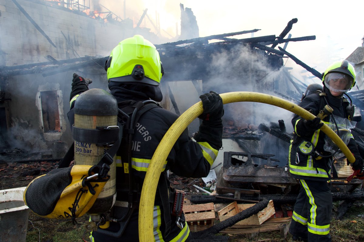 SDIS_74's tweet photo. Hier après-midi, plus de 70 sapeurs-#pompiers ont été engagés sur un #incendie dans un bâtiment de 200m2 à usage d’habitation et d’activité agricole à #Faucigny dont une partie servait au stockage de foin. Un logement sur 3 impactés a pu être sauvé, aucun blessé n'est à déplorer. https://t.co/YmrAsDHhRJ