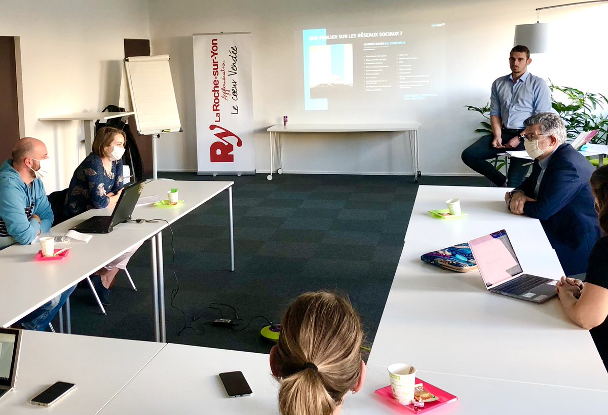 Lucbouard's tweet photo. Visite à la @Loconumerique afin de saluer les #commerçants et #artisans inscrits aux #formations de @StratEngine financées par @larochesuryonfr pour leur permettre de développer leurs activités #numériques et s’adapter face au #confinement.
#leLocalcVital
@Economie_Gouv https://t.co/yMCZoaQB4C