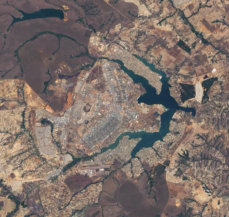 DesigningB's tweet photo. Some cities look fantastic from above but are failures at ground level. This term, #BrasiliaSyndrome was coined by #JanGehl and is examined here: https://t.co/eRxLil5mxe #HelicopterArchitecture #BirdshitArchitecture #UrbanPlanning https://t.co/GqALlZ7hjs