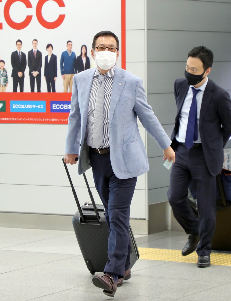 sanspo_giants's tweet photo. 【🚅#移動風景から✈️】　
#原辰徳 監督は青空がよく似合います（撮影・荒木孝雄、中井誠）

#巨人 #giants #ジャイアンツ #サンスポ https://t.co/rFAmRG1I9U