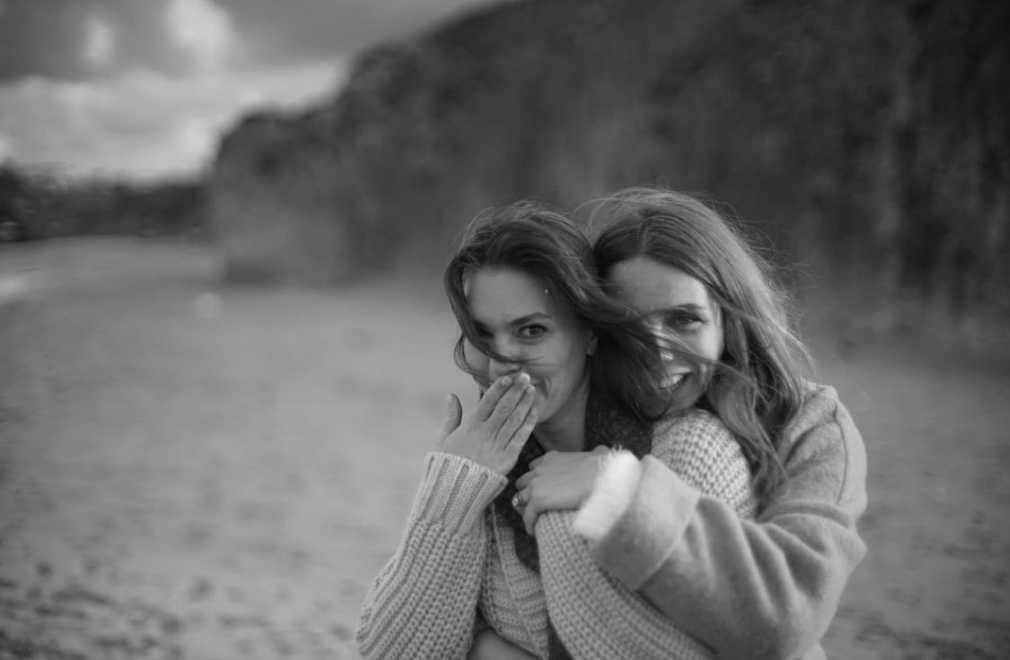aslipicss's tweet photo. 🧚🏼🧚🏼‍♀️💫

#aslıenver #nurfettahoğlu https://t.co/ZKZrs8GDhw