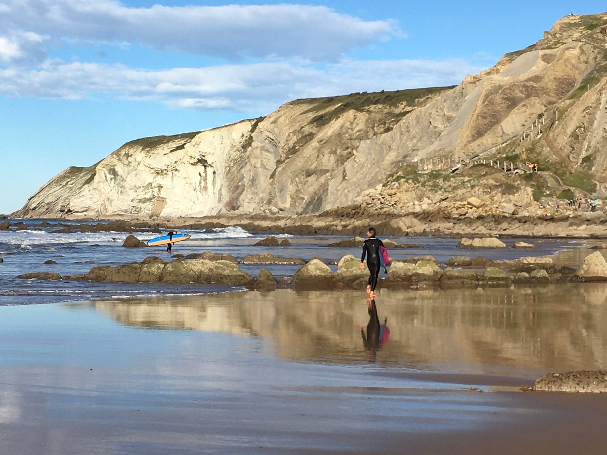 Ruta del Flysch de Barrika desde Plentzia, paseando por acantilados y playas de película.

Más info en bit.ly/3f2ArdP