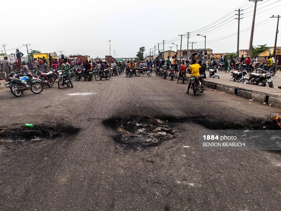 1884photo's tweet photo. Motorcyclist (okada) clashes with the LASG task force when their motorcycle was seized at 2nd rainbow, Festac Lagos on November 17, 2020.
Photo: @BensonIbeabuchi / @1884photo
#1884photo #1884collective #okadaban #bensonibeabuchi #festac https://t.co/bupu6ISdPZ