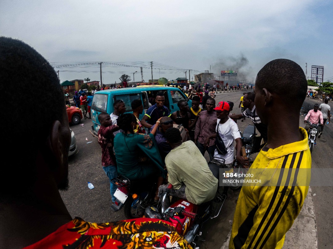 1884photo's tweet photo. Motorcyclist (okada) clashes with the LASG task force when their motorcycle was seized at 2nd rainbow, Festac Lagos on November 17, 2020.
Photo: @BensonIbeabuchi / @1884photo
#1884photo #1884collective #okadaban #bensonibeabuchi #festac https://t.co/bupu6ISdPZ