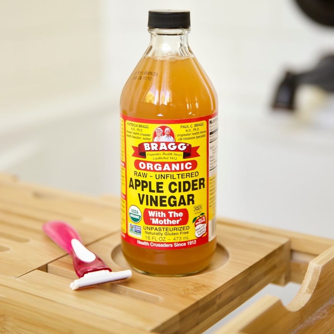 BraggUK_'s tweet photo. #AppleCiderVinegar has been used as condiment &amp; preservative for thousands of years, but it has many beauty uses too:
#ACVrinse for hair &amp; scalp
#ACVfootsoak
#acvclaymask 
#acvtoner
#acvgargle

#BraggUK #BraggEurope #BraggACV #BraggAppleCiderVinegar #Thisishowyourbragg https://t.co/sbxAXEtk5C
