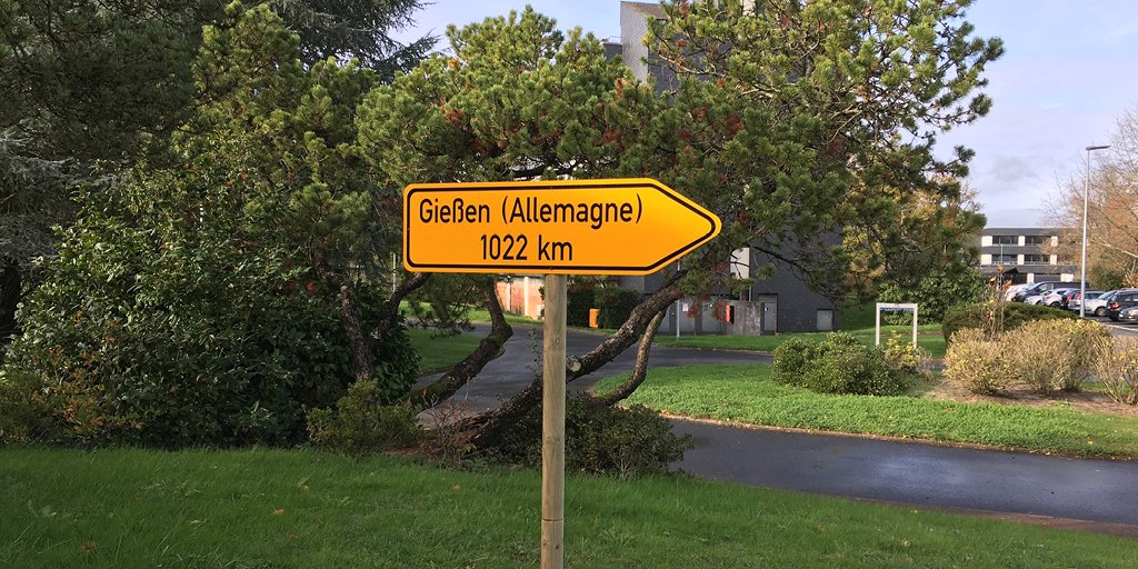oniris_officiel's tweet photo. Un panneau jaune indiquant la direction de Giessen en Allemagne a été installé à la Chantrerie.
Ce panneau matérialise le jumelage franco-allemand entre Oniris et le Fachbereich Tiermedizin de l’Université de Giessen 🇨🇵🇩🇪 qui existe depuis 35 ans !

#OnirisVet @jlugiessen https://t.co/JJj0pxLyua