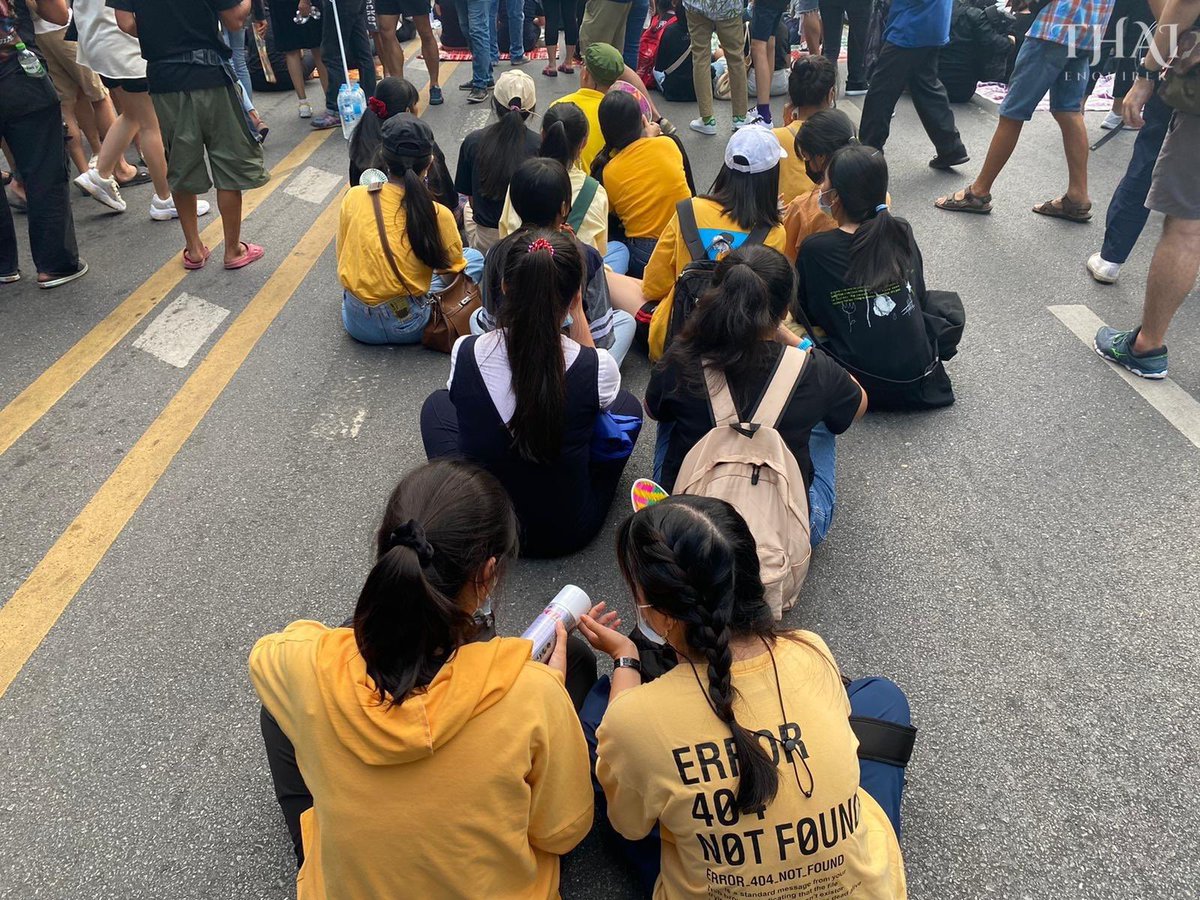 รีไปให้โลกรู้ว่าในม็อบมีเด็ก มีน้องนักเรียน นักศึกษาเยอะมาก #WhatsHappeninglnThailand #ม็อบ18พฤศจิกา