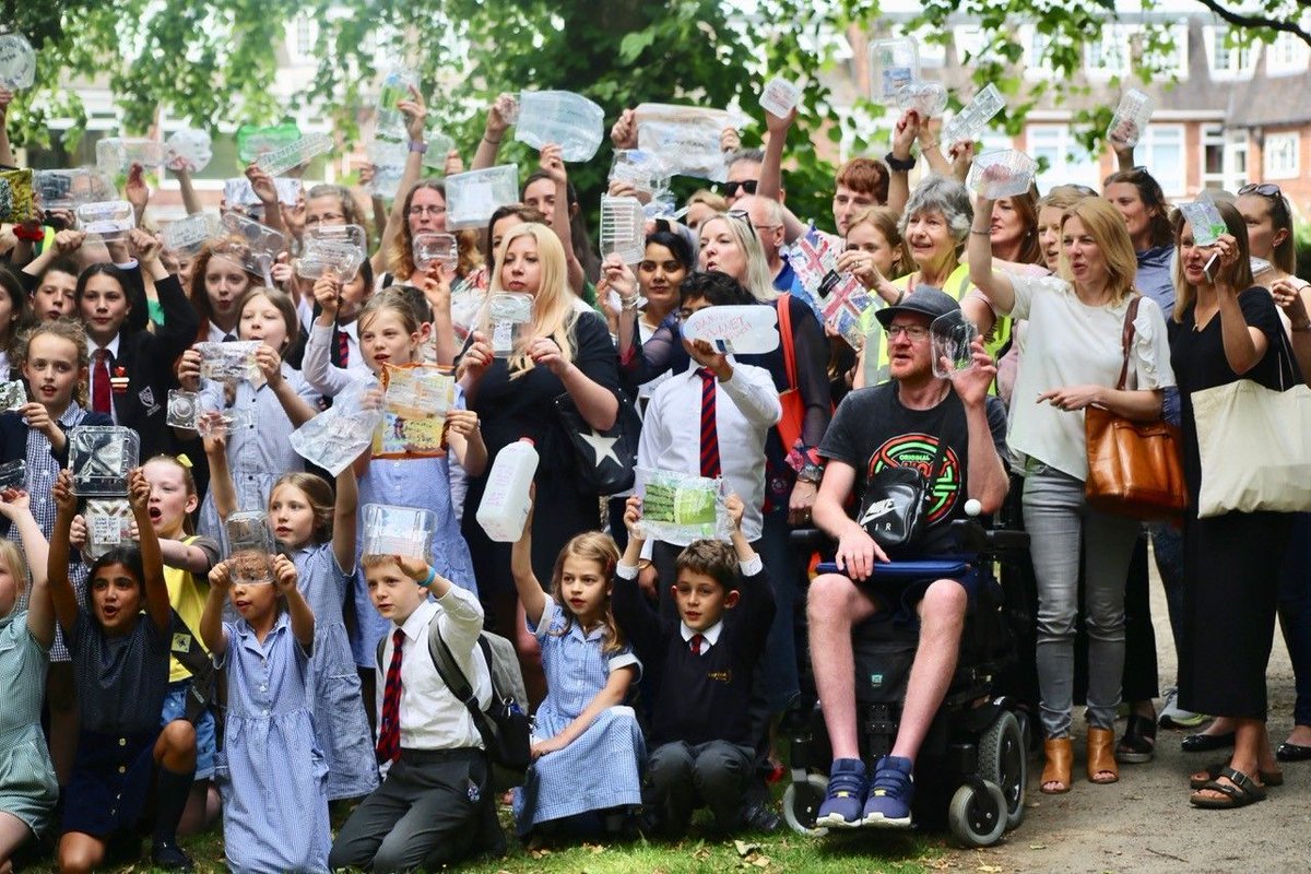 Communities are rising up over single-use plastic. You want government &amp; industry to set PROPER Plastic Reduction Targets, and we are taking your message to the top >> buff.ly/3pvQntQ
#PlasticFreeCommunities #PlasticProtest #LessPlasticPlease 
Image: Plastic Free Wilmslow