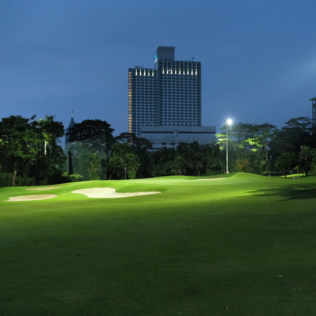 SenayanGolf's tweet photo. When was the last time you played Night Golf @SenayanNational ? ⛳️ Grab your clubs and head on over to the course today! 🏌🏻 

OPEN daily from 4 PM to 9 PM.

#SenayanNationalGolfClub #SNGC #SenayanGolf #TheMAJSenayan #Golf #NightGolf https://t.co/zLBCBEqifd