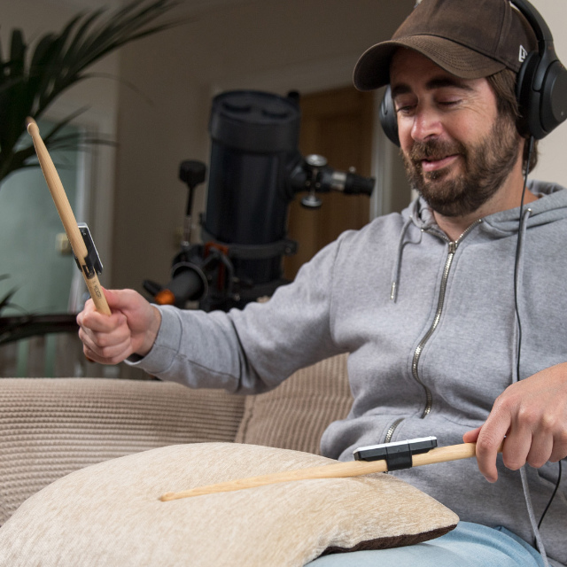 SirApfelot's tweet photo. Schlagzeug spielen braucht viel Platz und macht Krach? Mit Senstroke von Redison soll das anders sein. Denn die Senstroke-Sensoren werden einfach an Drum Sticks montiert, per Bluetooth mit dem Smartphone verbunden und los geht’s. #Redison #Schlagzeug #Sch https://t.co/pGR4FnpIx3 https://t.co/I05fHDxrk2