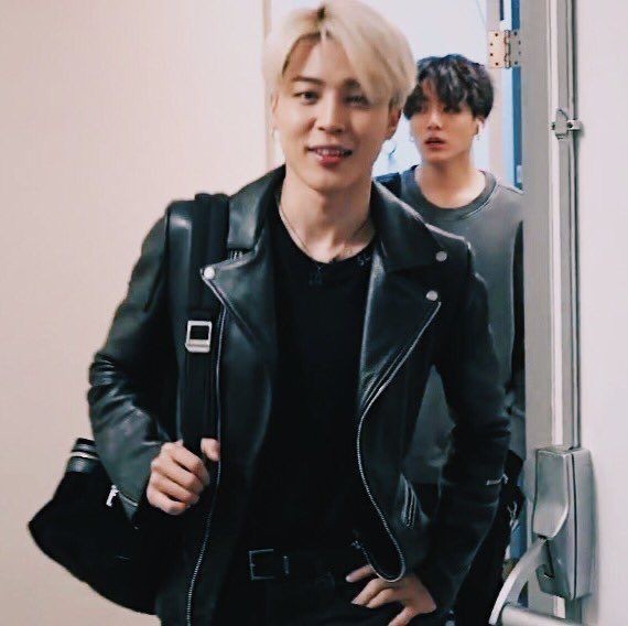 theclovervmin's tweet photo. Siempre que paso por esta tienda y veo estas prendas no puedo evitar acordarme de #vmin✨🍀

La chaqueta negra es muy jimin y el abrigo a taehyung

(la foto es malisima srry) https://t.co/6bDxSDY2mr