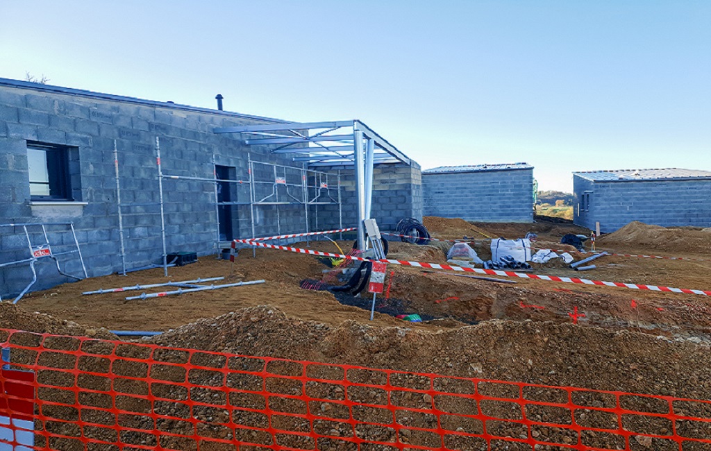 Departement19's tweet photo. Au cœur de #Beynat, visite du chantier de construction de 6 pavillons de logements adaptés par #Correze Habitat
Objectifs: soutenir la filière du bâtiment&améliorer l'habitat des corréziens
Dans la période, plus que jamais, les entreprises du bâtiment maintiennent leur activité https://t.co/QRqM2DEtTh