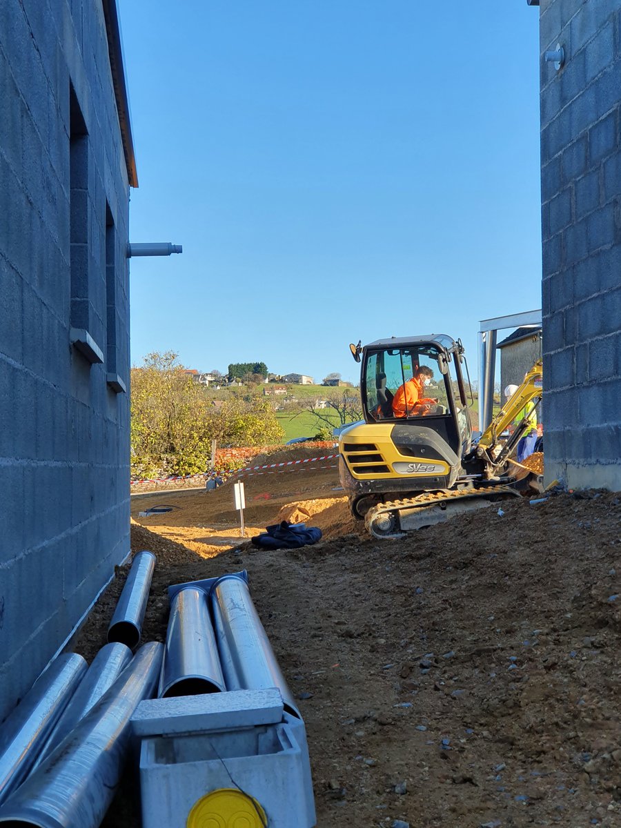Departement19's tweet photo. Au cœur de #Beynat, visite du chantier de construction de 6 pavillons de logements adaptés par #Correze Habitat
Objectifs: soutenir la filière du bâtiment&améliorer l'habitat des corréziens
Dans la période, plus que jamais, les entreprises du bâtiment maintiennent leur activité https://t.co/QRqM2DEtTh