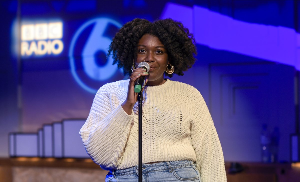 BBC6Music's tweet image. The new generation 🤝 a jazz institution 

Join Mary Anne for Blue Note re:imagined, recorded live at the BBC's Radio Theatre. 

Ezra Collective (the house band)
+ Yazmin Lacey
+ Jordan Rakei
+ Poppy Ajudha

🎷Listen live until 1pm or rewind @BBCSounds  bbc.co.uk/programmes/m00…