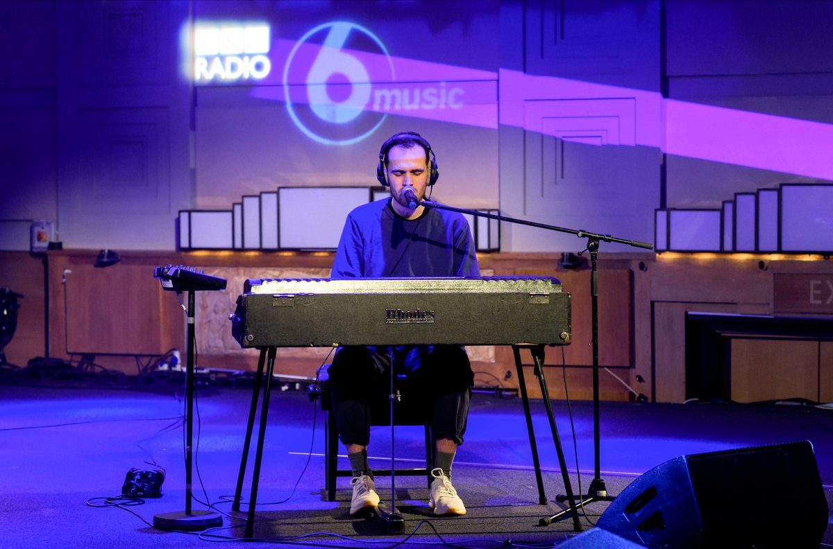 BBC6Music's tweet image. The new generation 🤝 a jazz institution 

Join Mary Anne for Blue Note re:imagined, recorded live at the BBC's Radio Theatre. 

Ezra Collective (the house band)
+ Yazmin Lacey
+ Jordan Rakei
+ Poppy Ajudha

🎷Listen live until 1pm or rewind @BBCSounds  bbc.co.uk/programmes/m00…