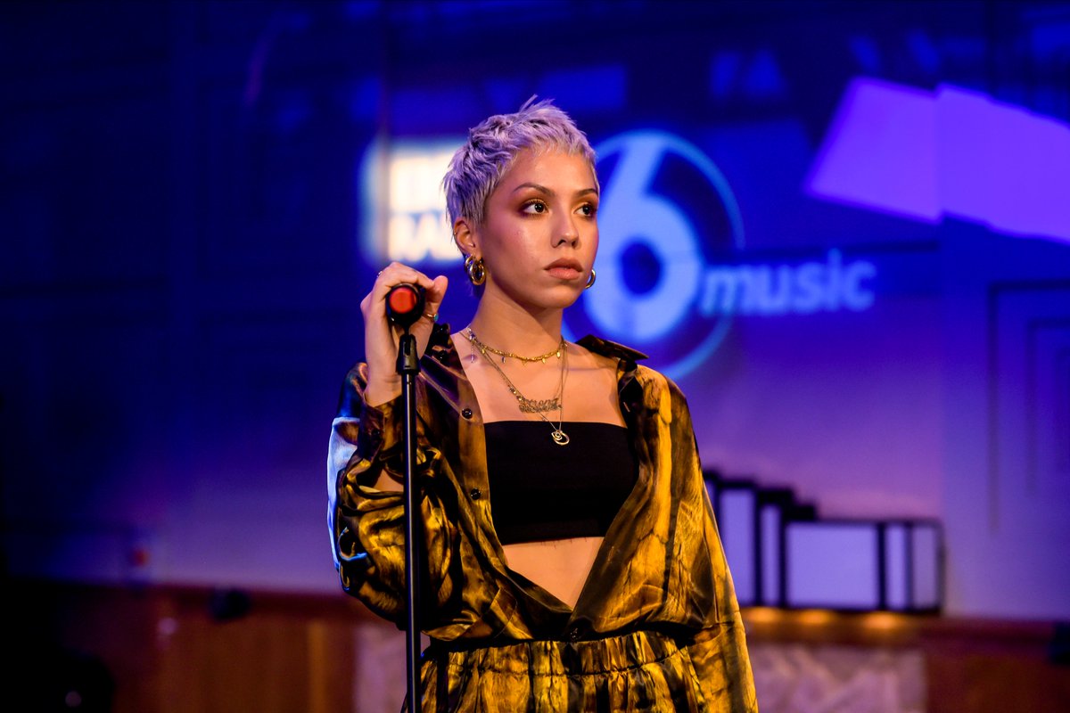 BBC6Music's tweet image. The new generation 🤝 a jazz institution 

Join Mary Anne for Blue Note re:imagined, recorded live at the BBC's Radio Theatre. 

Ezra Collective (the house band)
+ Yazmin Lacey
+ Jordan Rakei
+ Poppy Ajudha

🎷Listen live until 1pm or rewind @BBCSounds  bbc.co.uk/programmes/m00…