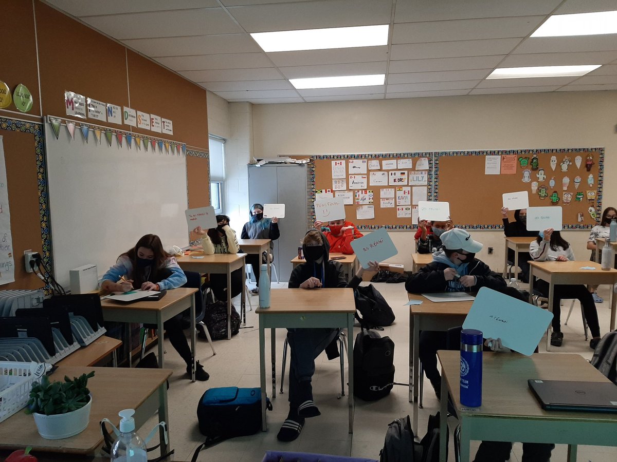 On utilise nos tableaux blancs pour pratiquer le passé composé. <a href="/GoodfellowPS/">Goodfellow P.S.</a>