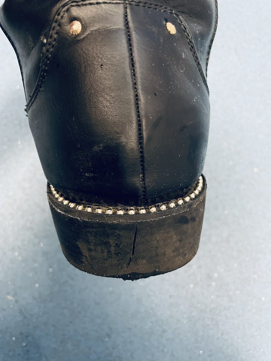 paulalobb's tweet photo. @nextofficial I have had these boots for approx 6 weeks and the heel has broken already! #poorquality!! https://t.co/27HGGohqAp