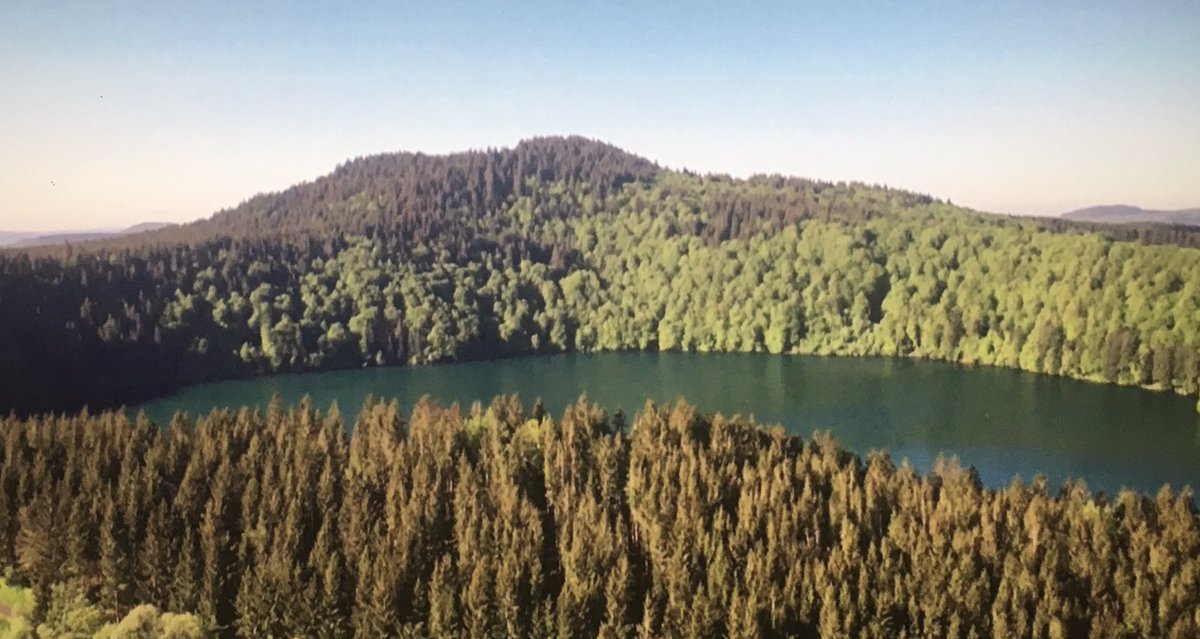 AJactat's tweet photo. Amoureux de la nature, direction l’#Auvergne lundi 23 novembre sur @ARTEfr #IAV #volcans #LacPavin #Puys @ClermontFd @parcvolcans @Departement63 https://t.co/JWF2z281Ko