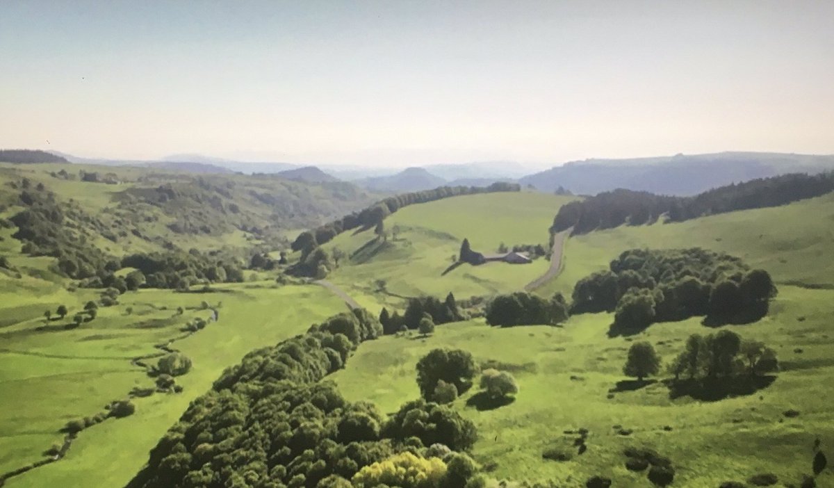 AJactat's tweet photo. Amoureux de la nature, direction l’#Auvergne lundi 23 novembre sur @ARTEfr #IAV #volcans #LacPavin #Puys @ClermontFd @parcvolcans @Departement63 https://t.co/JWF2z281Ko