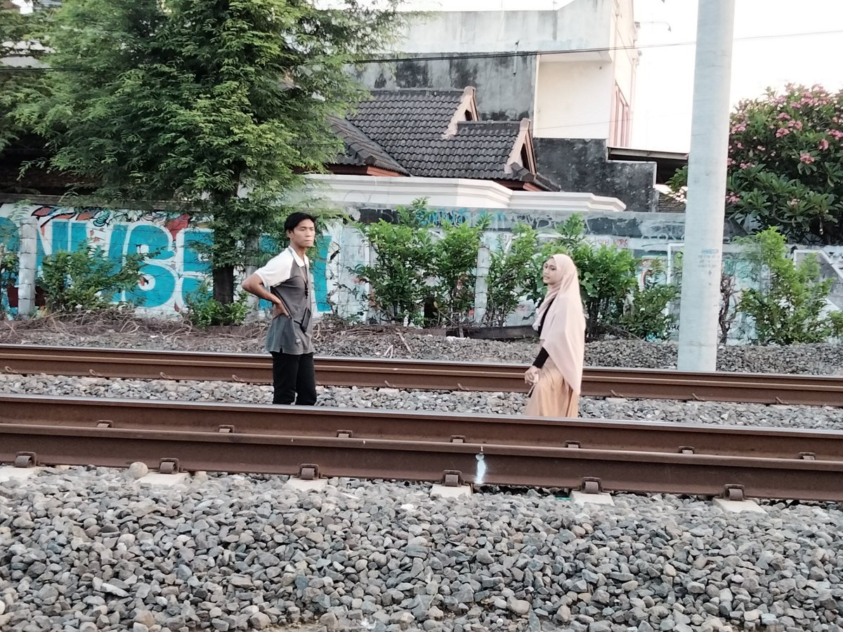 MethodiusTivan's tweet photo. Andika kanjen band baru photo sesion neng rel kereto!! Cukkk!!! https://t.co/Y1KU0ucndg
