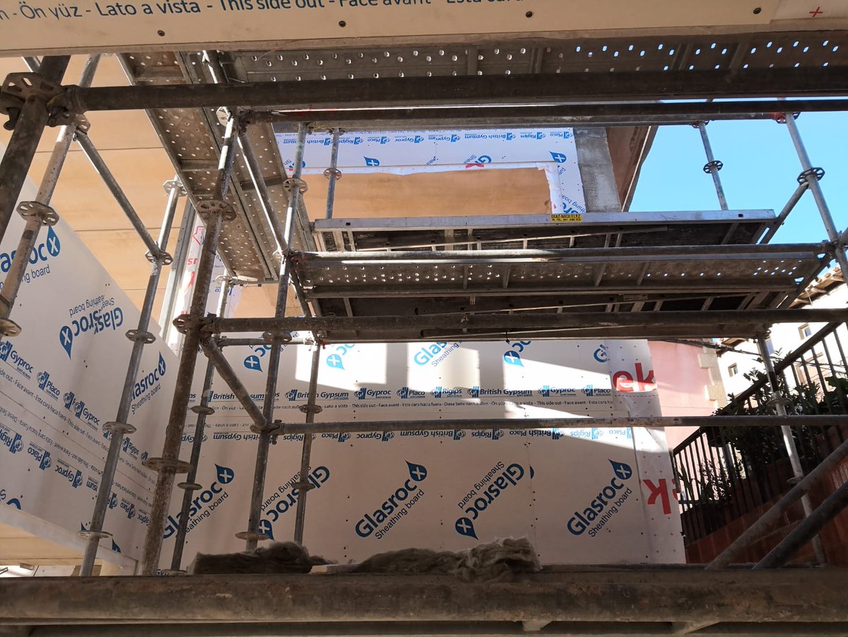 Comenzamos fachada completa #GlasrocX  prescrita por nuestra oficina técnica,  Acabando la envolvente con SATE en lana de Roca #Rocksate y revoco Kerakoll #Biocalce Cappotto 
Enviaremos próximas fotos... ;-)