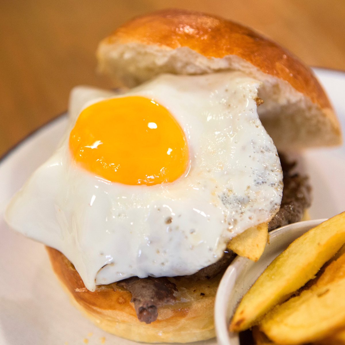 DA NOSA FINCA A TUA CASA 🍔

Seguimos ofreciendo las mejores galeguesa para disfrutar a domicilio (just eat) o para take away 🍔 ¿a qué esperáis? 😉

#DaNosaFincaATuaCasa #TakeAway #SalvemosAHosteleria #SalvemosLaHosteleria #Vigo #ComidaADomicilio