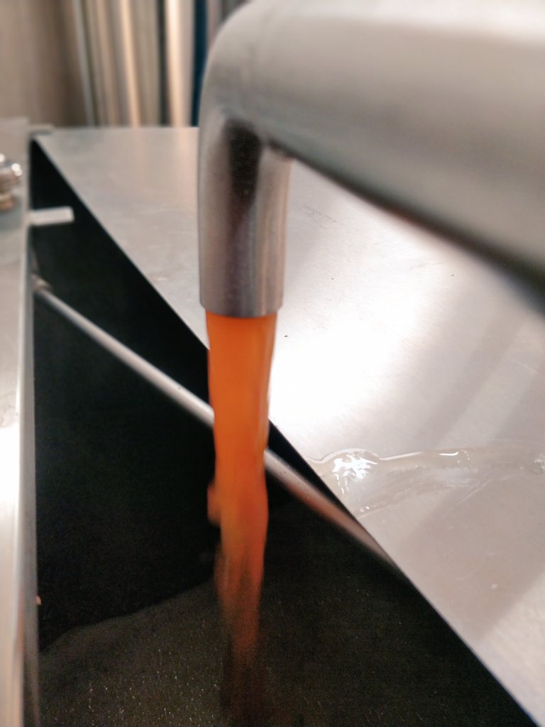 TwiceBrewedCo's tweet photo. Amber Ale on the brew today. #alecaesar https://t.co/U1GQHtgubC