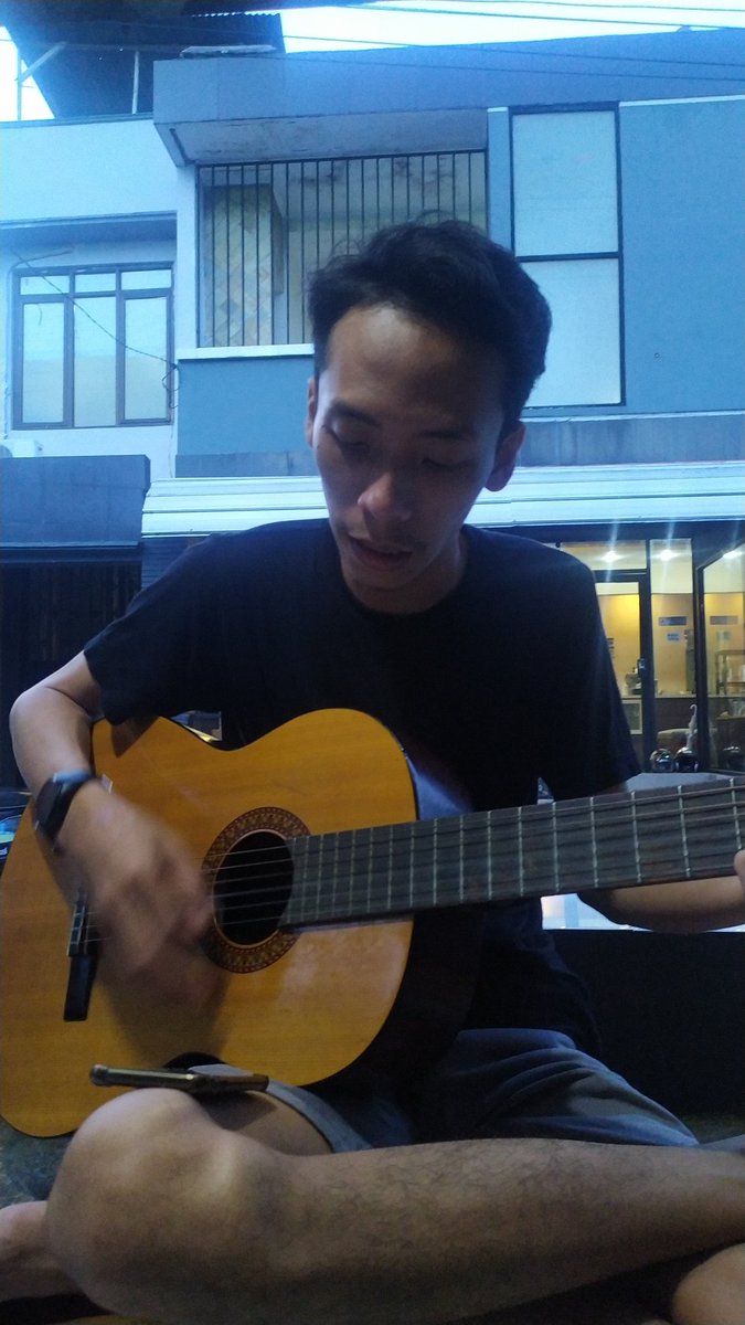 Dia lagi cari lawan mimi tuh