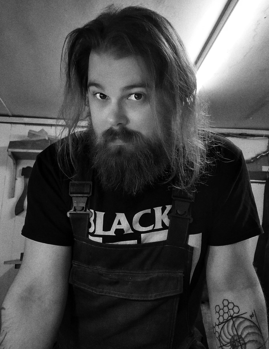 rjwcrafts's tweet photo. Finally back in the workshop. It's been really tough recently so I value my time spent here. I've got a tonne of work to start / complete - TTFN! #workshopselfie https://t.co/NvmX1RztGP