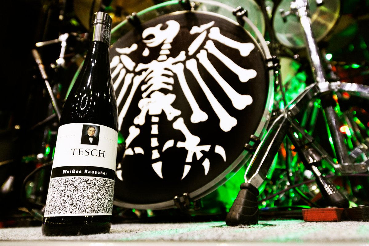 weingut_tesch's tweet photo. TESCH für DIE TOTEN HOSEN
"Weisses Rauschen" ist mittlerweile ein Klassiker.
Hier bestellen: https://t.co/5Q1RID5PgP
Gerne versenden wir Das Päckchen auch in Deinem Auftrag als Geschenk.

#dth #dietotenhosen #riesling  #frohesfest https://t.co/2dskRZtF1i