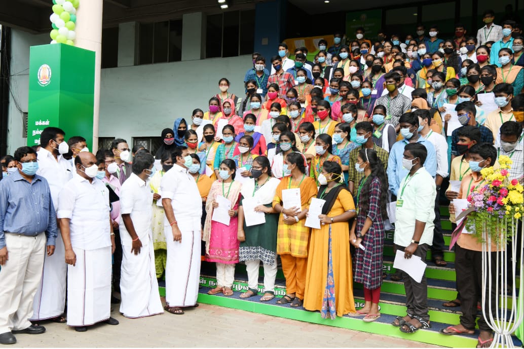 AIADMKITWINGOFL's tweet photo. 2020-21 -மருத்துவக் கலந்தாய்வில் 7.5% உள் ஒதுக்கீடின் கீழ் தேர்வான அரசுப்பள்ளி மாணவர்களுக்கு எம்.பி.பி.எஸ் சேர்க்கைக்கான ஆணைகளை வழங்கிய மாண்புமிகு தமிழகமுதல்வர் @CMOTamilNadu அவர்கள் மாணவர்களுக்கு மருத்துவ அங்கியையும் ஸ்டெதஸ்கோப்பையும் வழங்கினார்கள்.

#TNGovt  #MedicalCounselling https://t.co/lRe6L1YNpt