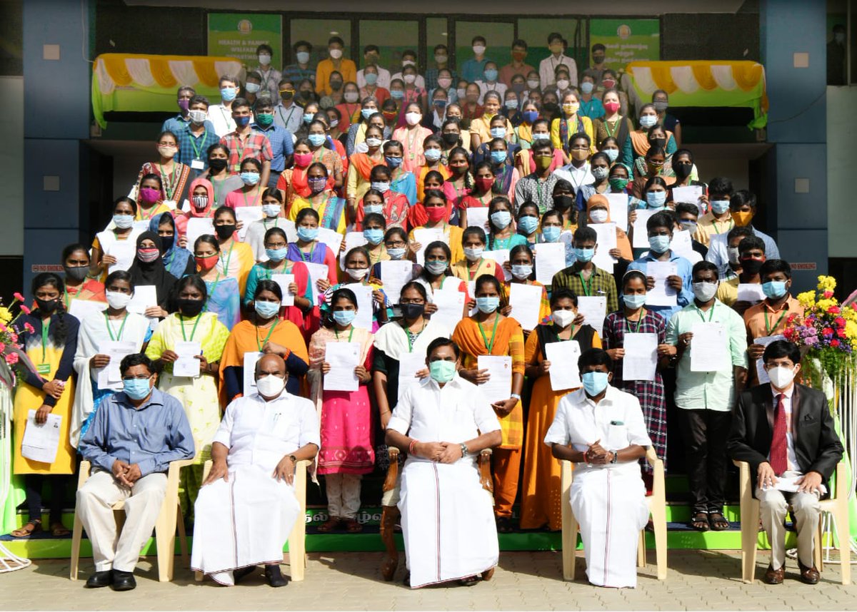 AIADMKITWINGOFL's tweet photo. 2020-21 -மருத்துவக் கலந்தாய்வில் 7.5% உள் ஒதுக்கீடின் கீழ் தேர்வான அரசுப்பள்ளி மாணவர்களுக்கு எம்.பி.பி.எஸ் சேர்க்கைக்கான ஆணைகளை வழங்கிய மாண்புமிகு தமிழகமுதல்வர் @CMOTamilNadu அவர்கள் மாணவர்களுக்கு மருத்துவ அங்கியையும் ஸ்டெதஸ்கோப்பையும் வழங்கினார்கள்.

#TNGovt  #MedicalCounselling https://t.co/lRe6L1YNpt