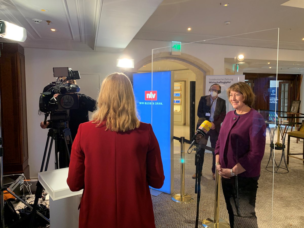 VDA_online's tweet photo. Hildegard Müller bei @ntvde: In weiten Teilen Europas ist #Ladeinfrastruktur in katastrophalem Zustand. Bis das nicht gelöst ist, wird #EMobilität durch die Staaten und #EU nicht ausreichend unterstützt. https://t.co/KdfofjWl7X