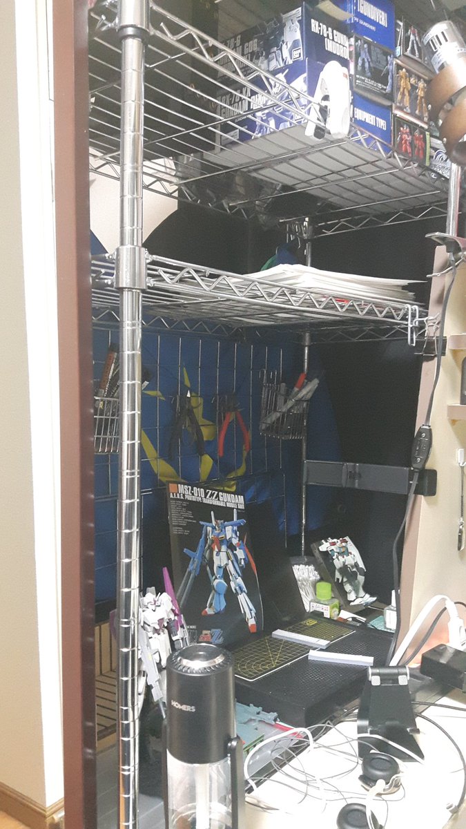 作業机左側、引っ張り出したらプラモデル作成スペースになるようレイアウト。
普段はタイムシートをフック部分に下げたり、上から二段目にあがりをストックしておく感じ。
一番上は作ったプラモを保管するところ。
凄く使いやすい…(о'∀`о)