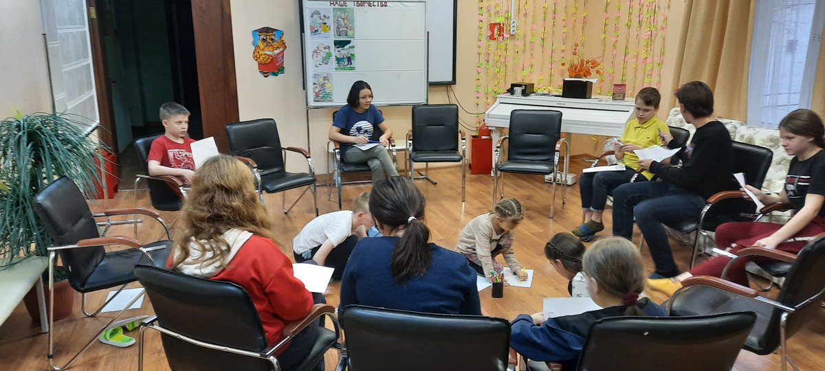 DetiPravda's tweet photo. В группе старших воспитанников прошел очередной тренинг под названием «Нарисуем нашу группу» из цикла занятий направленных на развитие эмоционально-волевой сферы. Целью занятия стало развитие внутригруппового взаимодействия, развития доброжелательного отношения к окружающим. https://t.co/bYTlsOxVJQ