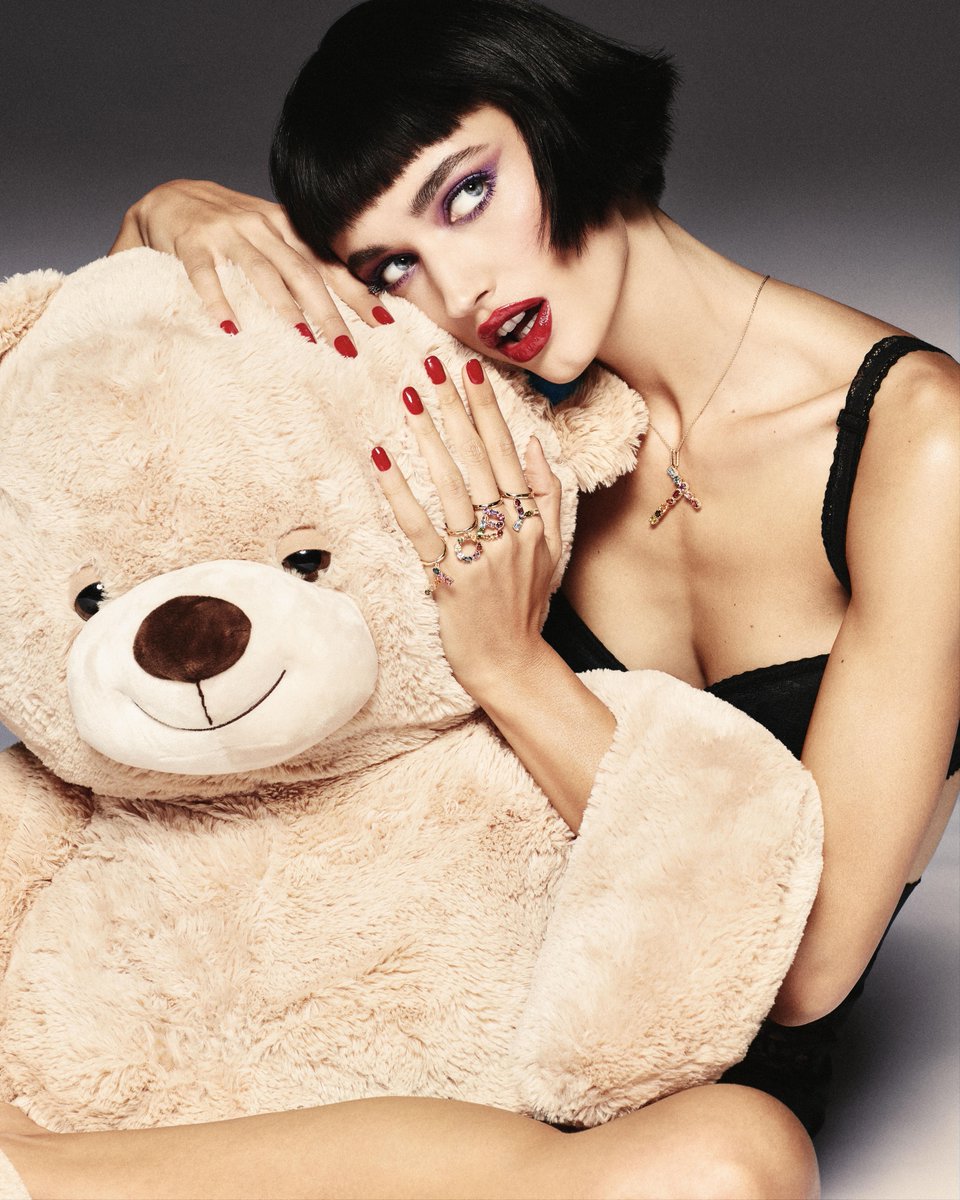 dolcegabbana's tweet photo. T is for Toby the teddy bear.
Discover all the letters of the #DGAlphabetCollection, which features necklaces and rings with colourful precious stones.
Shop the jewellery at the link: https://t.co/E3hb75T0Qm
#DolceGabbana https://t.co/YYoyc5L34M